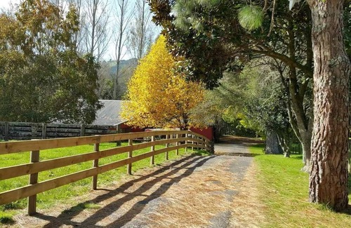 Rotorua Apartment | Paradise Valley Getaway - Farm Cottage with Stream