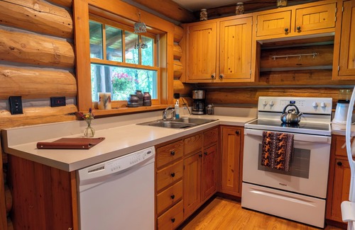 Emigrant House | Paradise Valley Log Bunkhouse: 6BR Mountain Retreat on Historic Working Ranch