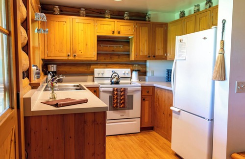 Emigrant House | Paradise Valley Log Bunkhouse: 6BR Mountain Retreat on Historic Working Ranch