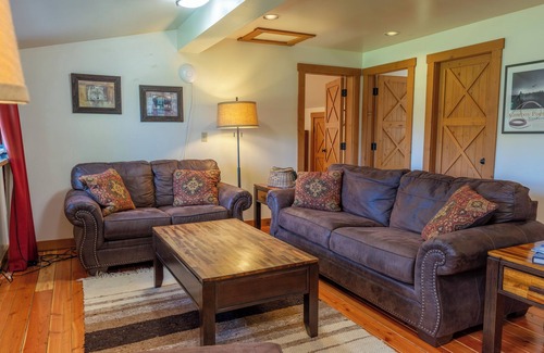 Emigrant House | Paradise Valley Log Bunkhouse: 6BR Mountain Retreat on Historic Working Ranch