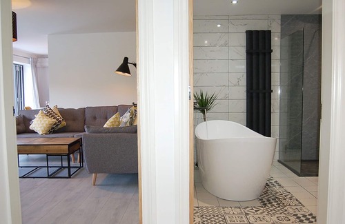 Dolgellau House | Paradwys A Stunning 5* Holiday Home With Hot Tub and Fire Pit