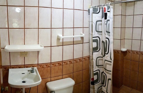 Quepos Hotel | Paraiso blue hotel with pool and garden