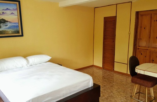 Quepos Hotel | Paraiso blue hotel with pool and garden