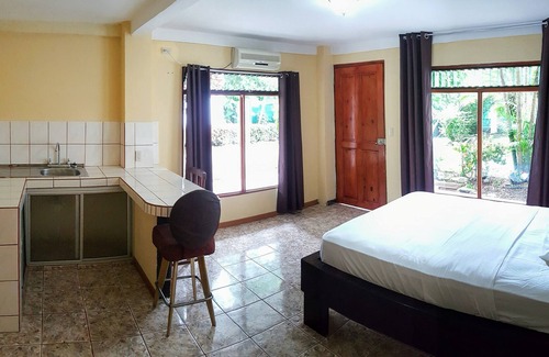 Quepos Hotel | Paraiso blue hotel with pool and garden