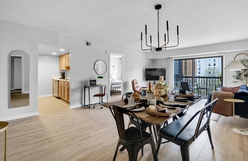 Crystal City Apartment | Paramount Sleeps 8 Near Metro