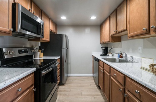 Crystal City Apartment | Paramount Sleeps 8 Near Metro