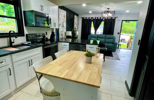 Clarksville House | Park 6 Trucks, Hot Tub,sleep 7, 2miles to ASPU/FM Arena/Food, 9miles to post,pet