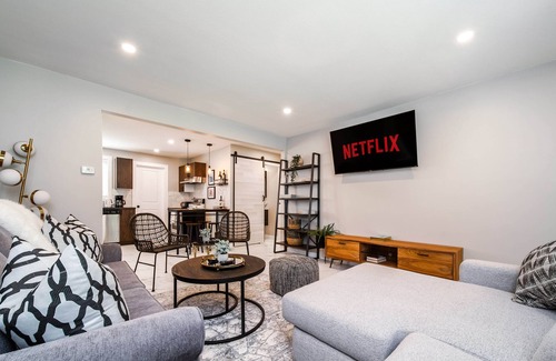 Northeast Edmonton House | Park Life Escape-King Beds-Sleeps 10-Pet Friendly!