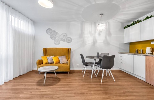 Srodmiescie Połnocne Apartment | Park Mirowski Yellow Studio