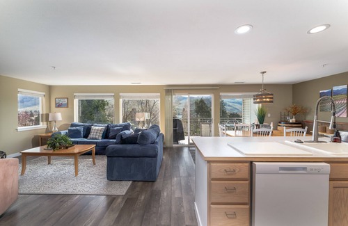 Chelan Condo | Park Pointe B201 - Community Pool/Hot tub