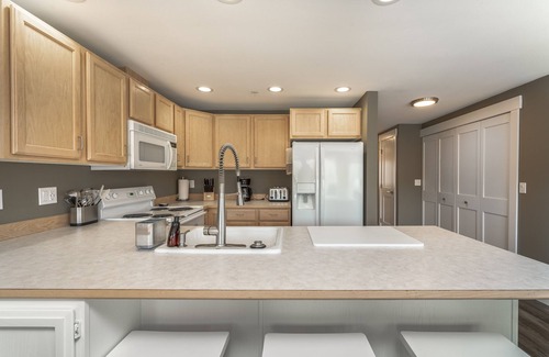 Chelan Condo | Park Pointe B201 - Community Pool/Hot tub