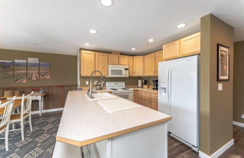 Chelan Condo | Park Pointe B201 - Community Pool/Hot tub