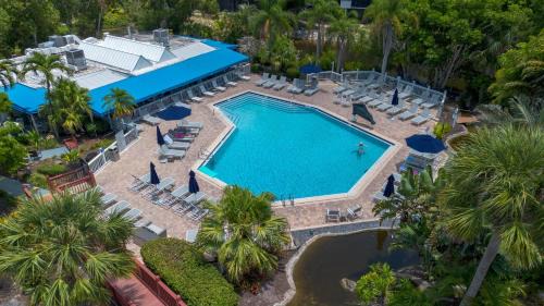 Park Shore House | Park Shore Resort - Pool & Bar Close to Beach
