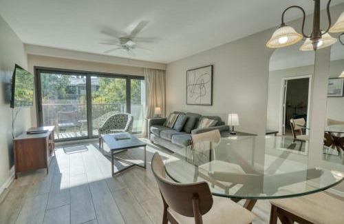 Park Shore House | Park Shore Resort - Pool & Bar Close to Beach