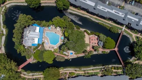 Park Shore House | Park Shore Resort - Pool & Bar Close to Beach
