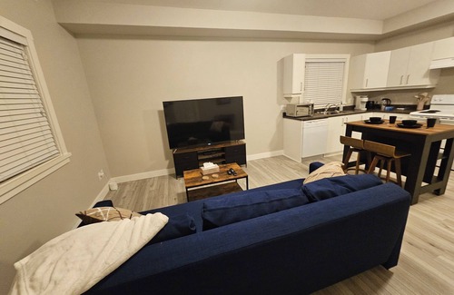 Langford House | Park View Suite - FULL kitchen -private entrance - self checkin-parking on site