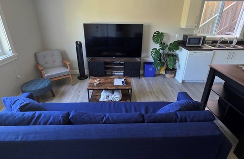 Langford House | Park View Suite - FULL kitchen -private entrance - self checkin-parking on site