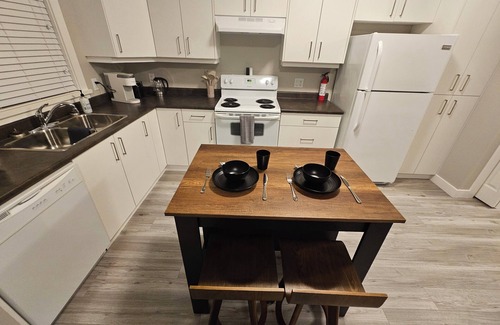 Langford House | Park View Suite - FULL kitchen -private entrance - self checkin-parking on site