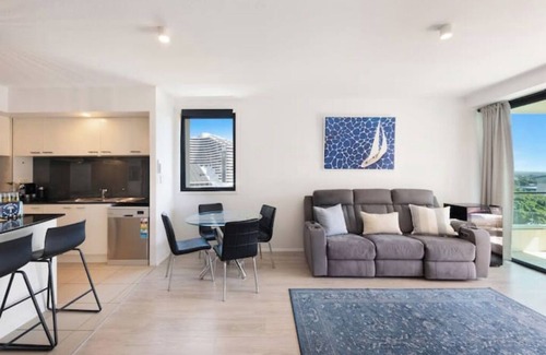 Broadbeach Waters Apartment | Park Views & Luxe Amenities in Broadbeach