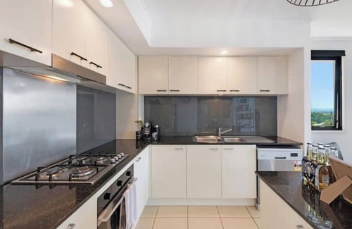 Broadbeach Waters Apartment | Park Views & Luxe Amenities in Broadbeach