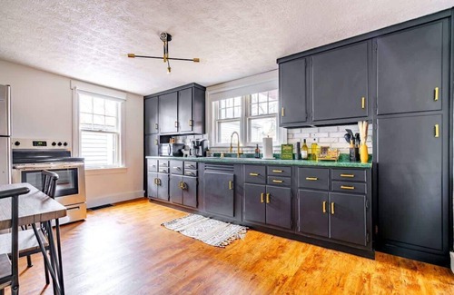 Chillicothe House | Parking Free - Top Rated - PRIME Location - CLEAN