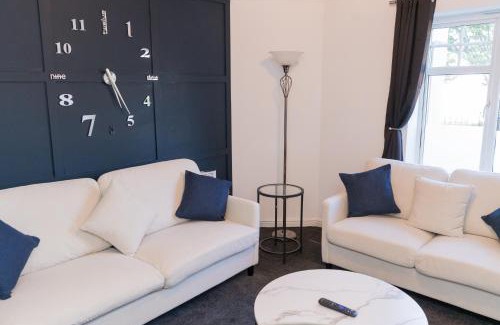Wolverhampton Apartment | PARKING Luxe City Centre Sleeps 4 NEW