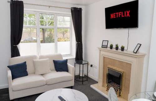 Wolverhampton Apartment | PARKING Luxe City Centre Sleeps 4 NEW