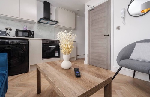 Liverpool Apartment | Parkside Stay | W/M | 10 Mins to Anfield | Parking