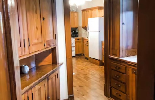 Beardstown Apartment | Parkview Beardstown Home with a View 3-Bedroom, WiFi, A/C, Full Kitchen & Dining