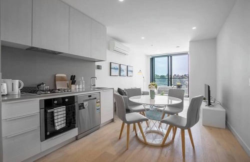 Parkville Apartment | Parkville 2BR Apt/Zoo/Playground/Parks/Hospital