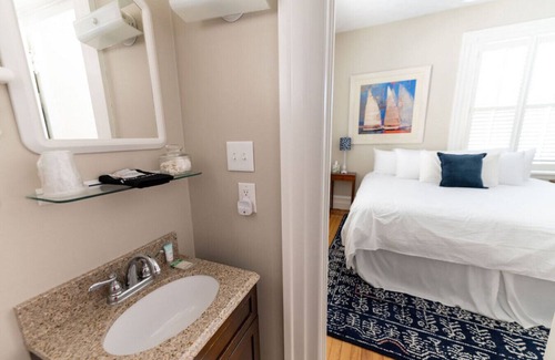 Edenton Bed & Breakfast | Parlay Room - Captain's Quarters Inn, Downtown Historic Edenton
