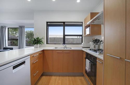 Parnell House | Parnell Home with Pool, Parking and Rangitoto View