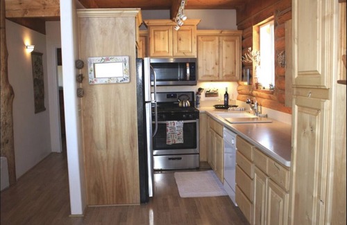 Mammoth Creek Cabin | Parowan Llama Ranch Getaway