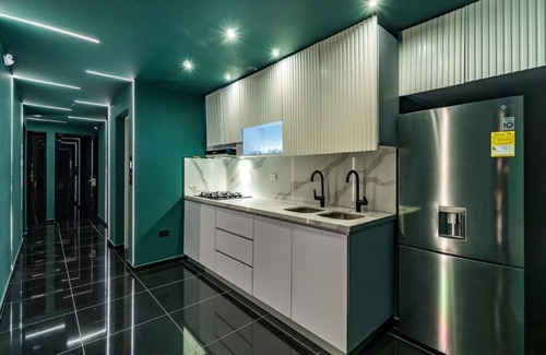 Zona Rosa Apartment | Parque Llleras 15 Br Lux 2 Pools