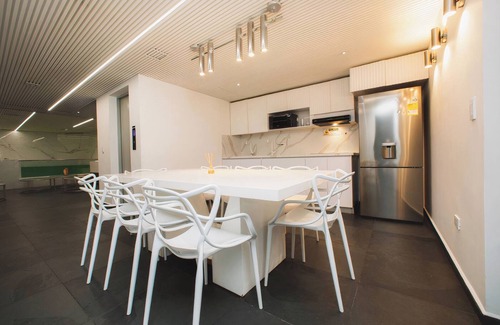 Zona Rosa Apartment | Parque Llleras 15 Br Lux 2 Pools
