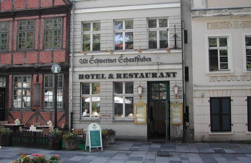 Schwerin Apartment | Parrot in the old town of Schwerin - ABC569