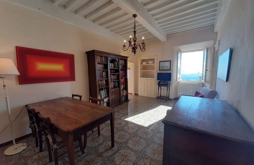 Montecastelli House | Part of a large house in the center of Monte Castelli Pisano