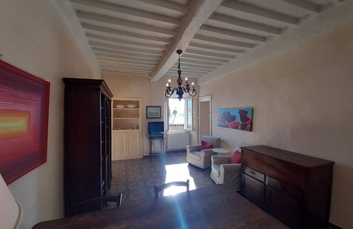 Montecastelli House | Part of a large house in the center of Monte Castelli Pisano