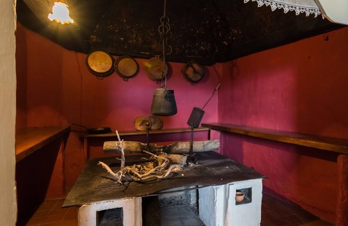 Montecastelli House | Part of a large house in the center of Monte Castelli Pisano