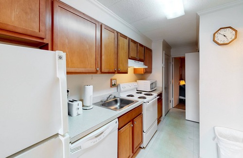 Midtown Ocean City Condo | Partial Ocean View Condo in Oceanfront Building with Balcony, WiFi & Laundry