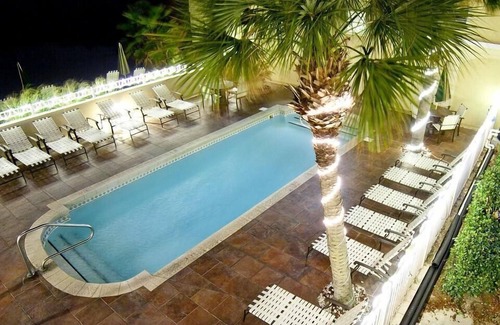 Tybee Island Hotel | Partial Ocean View Room w/Free WiFi, Private Balcony, & Walk-In Shower