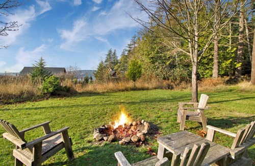 Eastsound Cabin | Partial View Cabin w/Hot Tub - 2 min walk to west-facing beach!