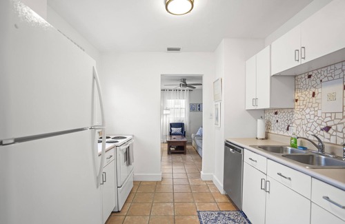 Pass-a-Grille Cabin | Pass-A-Grille St Pete Beach Bungalows Parking Wi-Fi