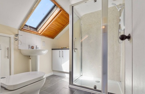 Borth House | Pass the Keys | 3-bedroom beach house with off street parking