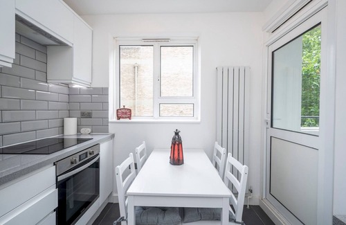 Somers Town Apartment | Pass the Keys | 3BR Gem near Soho & Euston | Balcony & Charm