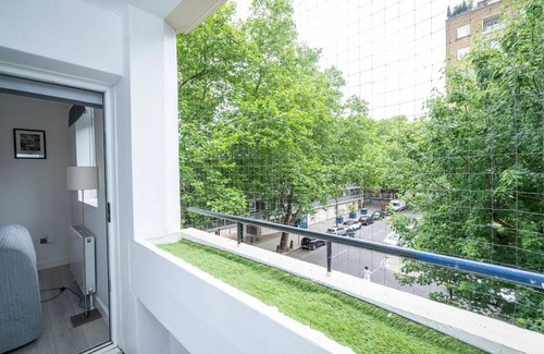 Somers Town Apartment | Pass the Keys | 3BR Gem near Soho & Euston | Balcony & Charm