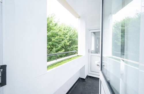 Somers Town Apartment | Pass the Keys | 3BR Gem near Soho & Euston | Balcony & Charm