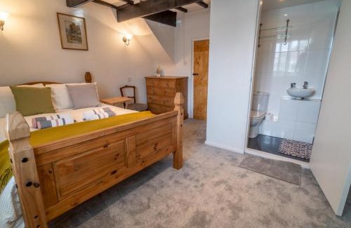Giltbrook House | Pass The Keys Amazing Guest Cottage in Nottingham with Parking!