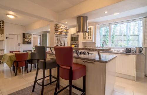 Giltbrook House | Pass The Keys Amazing Guest Cottage in Nottingham with Parking!