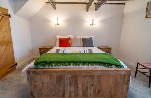 Giltbrook House | Pass The Keys Amazing Guest Cottage in Nottingham with Parking!